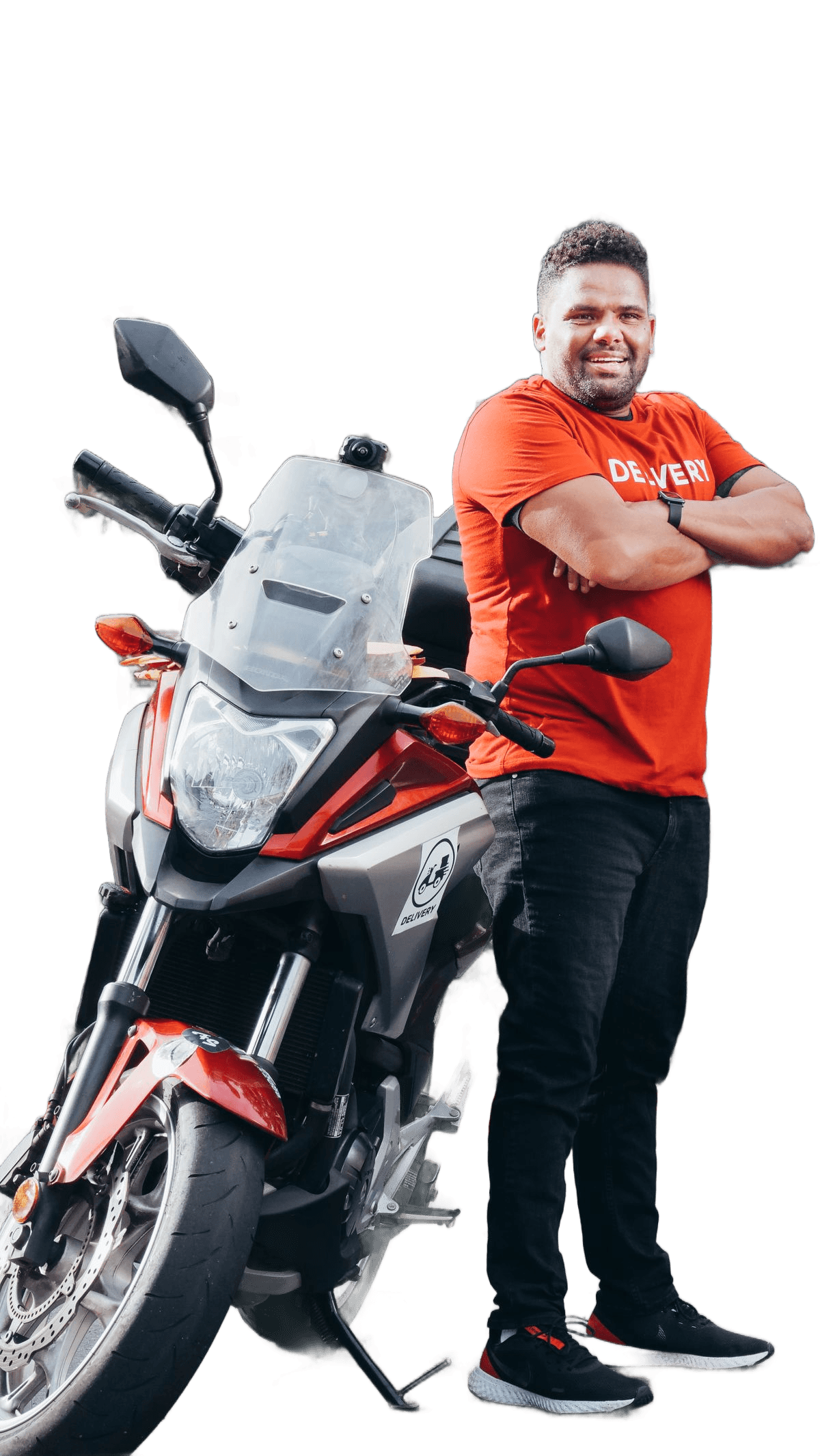 Motoboy sorridente, de braços cruzados, ao lado da moto