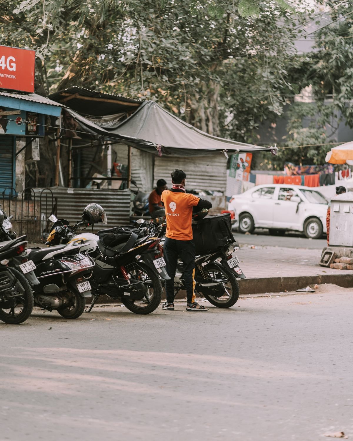 Motoboy ao lado da moto, pronto para fazer entregas